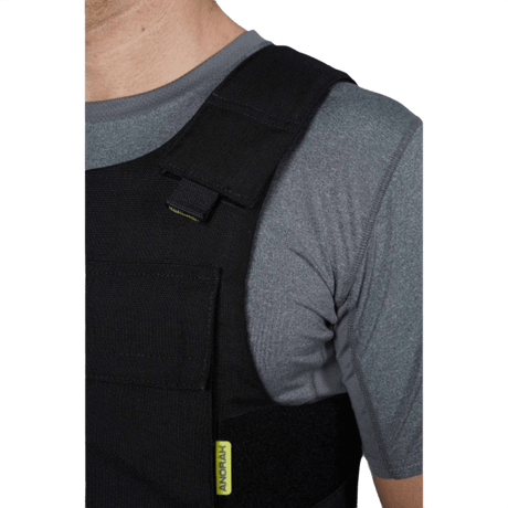 Anorak Rhodium® Duty III Stik & Skudsikker Vest på model, viser vestens beskyttelsesevne mod skarpe våben.