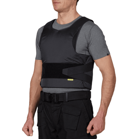 Mand iført Anorak Concealable III Cover for beskyttelse, designet med RIP-STOP Dry Comfort XT® og SPACER Coolmax® materialsystemer.