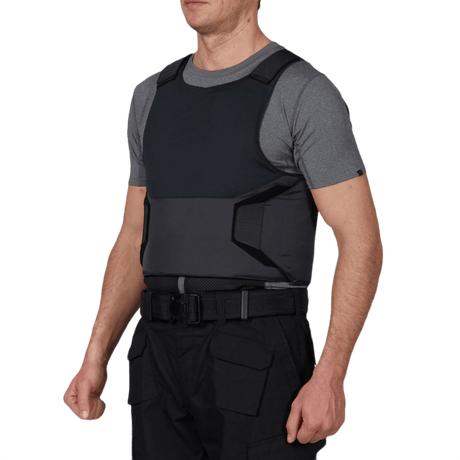 Mand iført Anorak Rhodium® Concealable I Stik & Skudsikker Vest for maksimal NIJ 0101.06 IIIA beskyttelse mod knive og skarpe genstande.