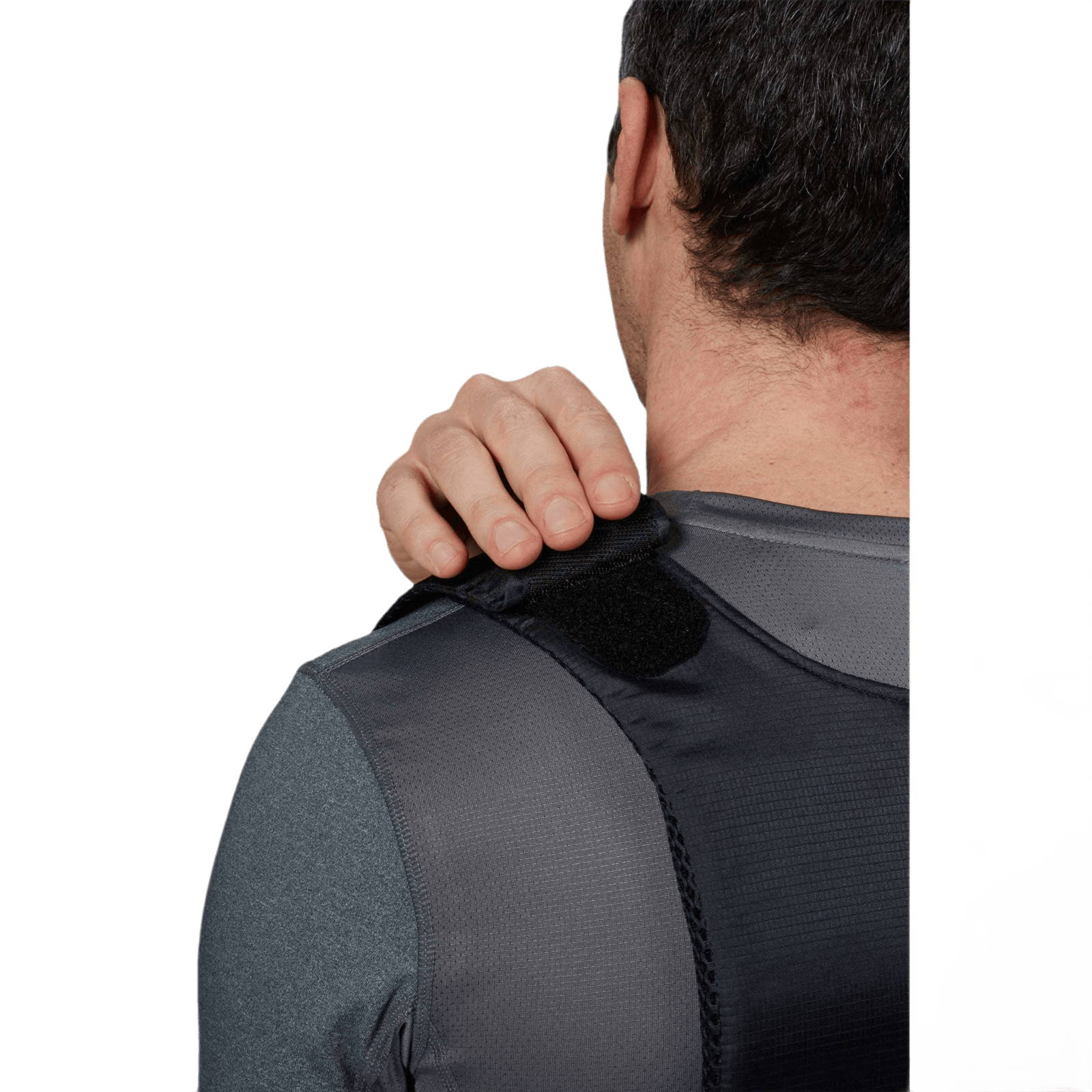 Person iført Anorak Titanium® Concealable III Stik & Skudsikker Vest med justerbar skulderstrop for øget komfort og skjul under tøj.