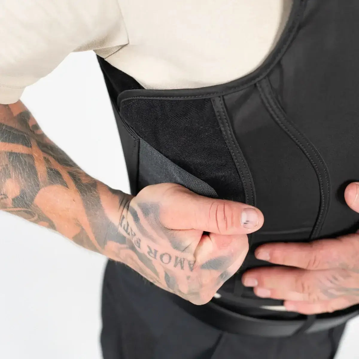 EA Xtreme Skud & Stiksikker Vest i sort med NIJ LEVEL IIIA certificering, teknisk beskyttelsesvest, galleri position 1 nærbillede af justering.