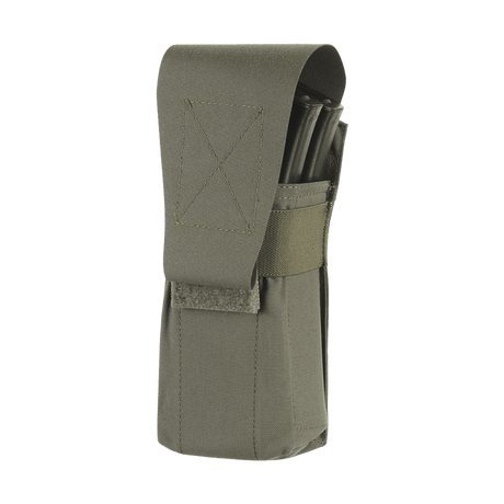 M-Tac ficka för 2 magasin i slitstarkt Cordura med kardborre och NIJ-certifiering visad i galleri position 1, taktisk användning.
