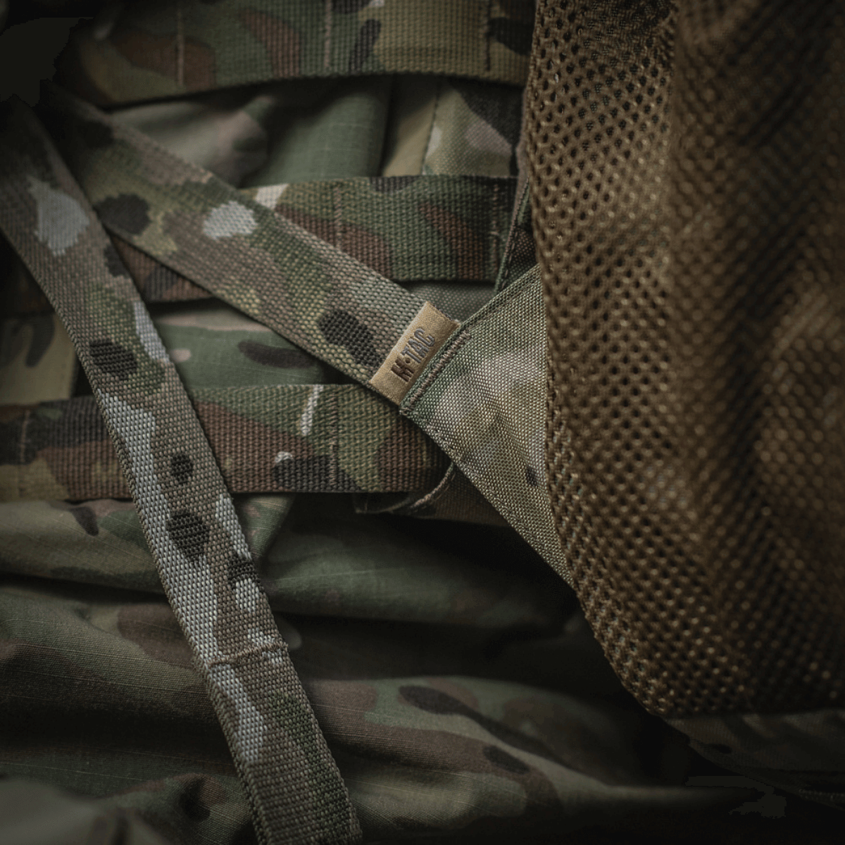 Detaljer af M-Tac Rygsæk Gen. II Elite – Small med molle-paneler og mesh-lommer. Praktisk til praktisk pakning og sikring af indhold.