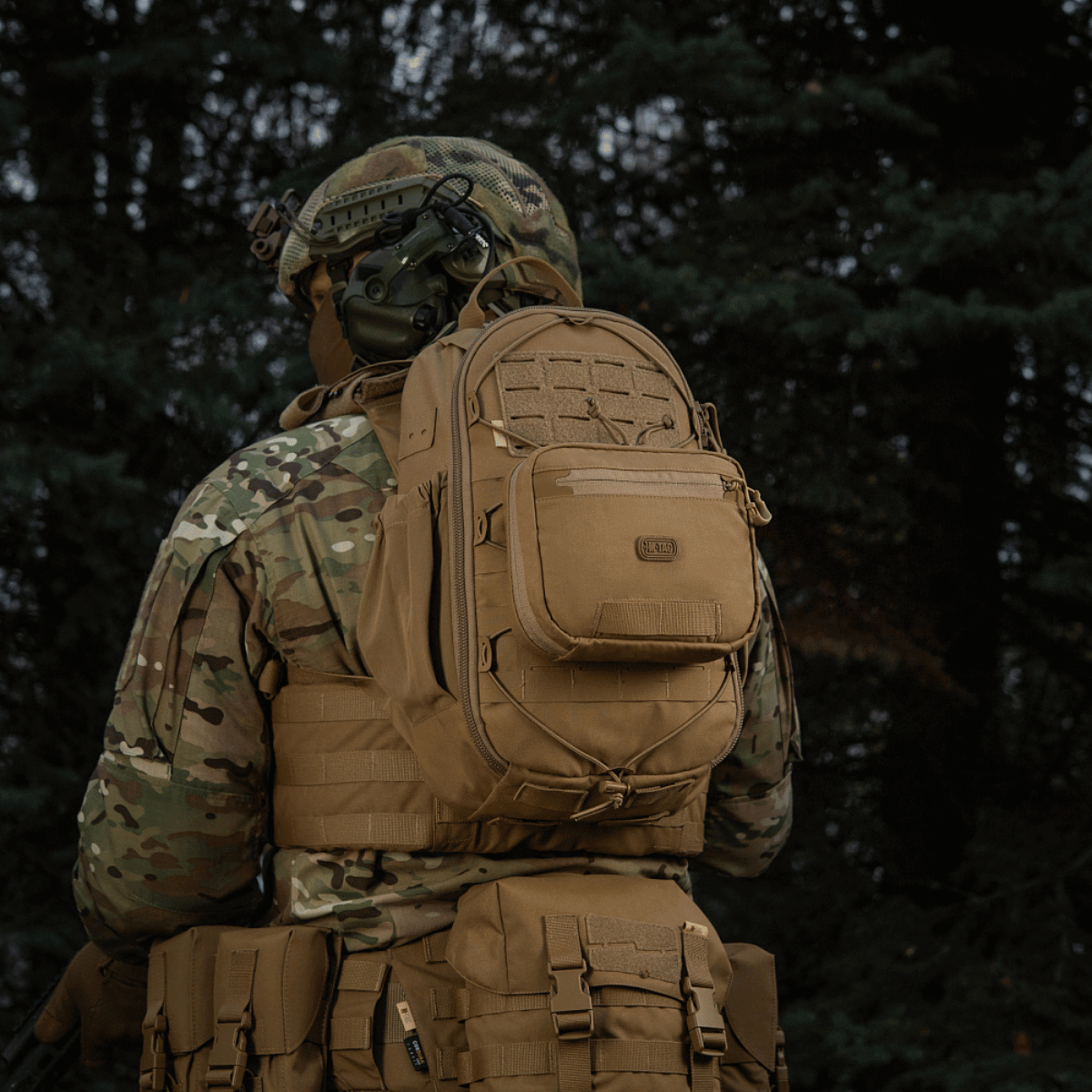 Soldat udstyret med taktisk rygsæk og M-Tac organizer pouch Elite i skovområde