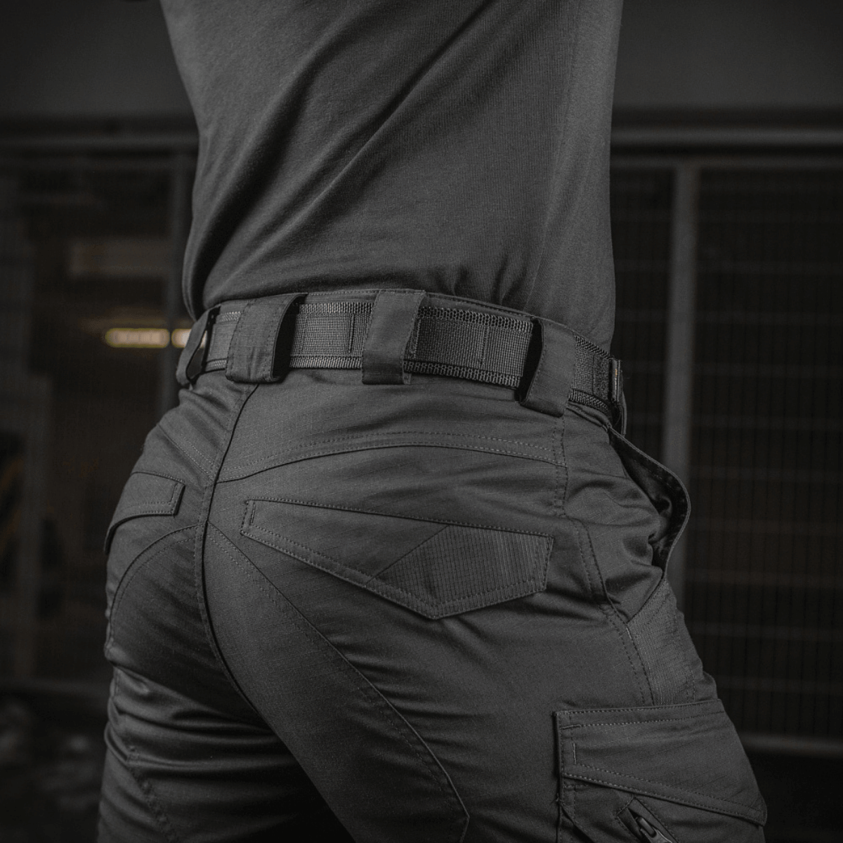 M-Tac Cobra Buckle Taktisk Bælte Gen. II monteret på taktiske bukser, ideelt til militært brug og aktiv livsstil.