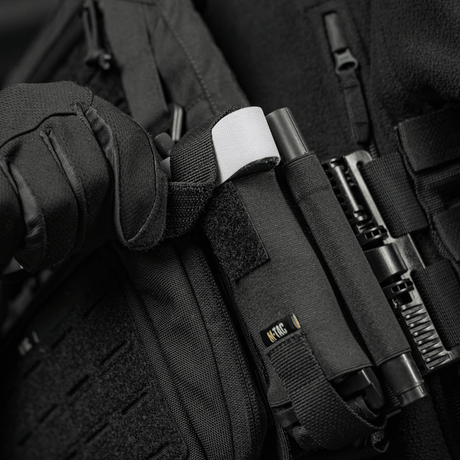 M-Tac Elastisk Tourniquet Holder Gen. III i sort Cordura 500D med elastisk fastgørelse, NIJ-certificeret, galleri position 1, velegnet til taktisk bæretøj.