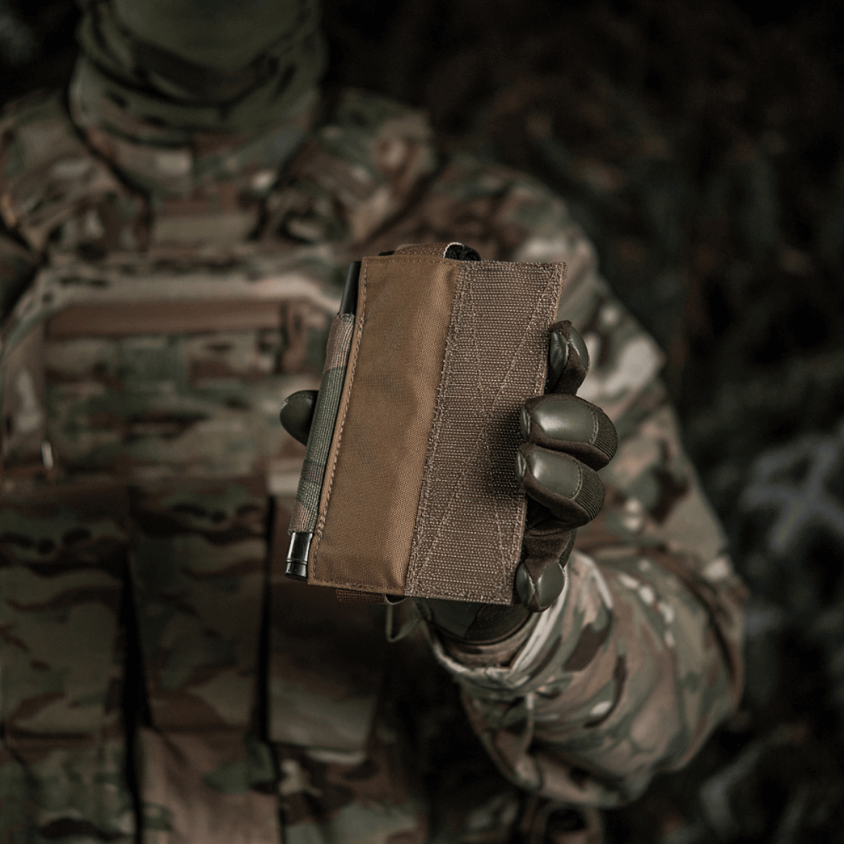 Soldat holder M-Tac Elastisk Tourniquet Holder Gen. III i robust Cordura 500D, essentiel for at bære C-A-T tourniquet sikkert.