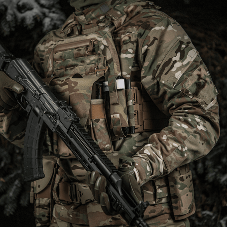 M-Tac Elastisk Tourniquet Holder Gen. III i multicam Cordura 500D med elastisk lukning og NIJ-certificering, galleri position 1, taktisk anvendelse.