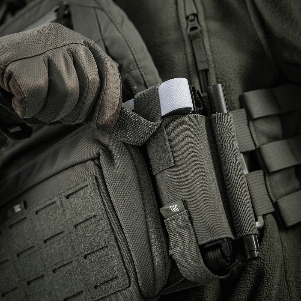 M-Tac Elastisk Tourniquet Holder Gen. III på uniform, holdbar Cordura 500D, sikrer C-A-T tourniquet med elastik og Texcel-webbing