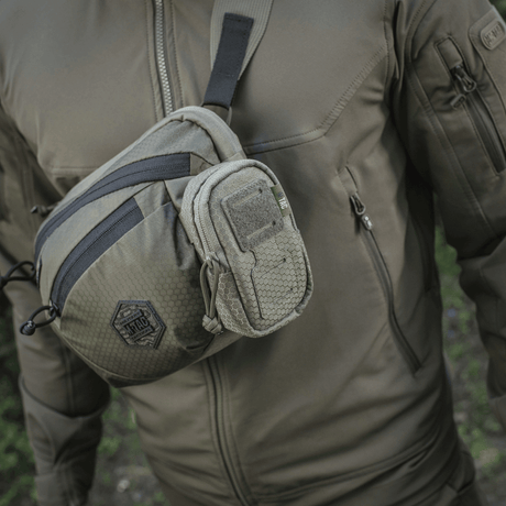 M-Tac PC Utility-väska Elite Hex i olivgrön med hexagonalt mönster, MOLLE-kompatibel och slitstarkt material, galleri position 1.