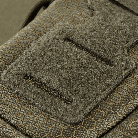 M-Tac PC Utility-väska Elite Hex Gen. II i olivgrön med hexagonal textur, MOLLE-kompatibel och slitstarkt material, galleri position 1.