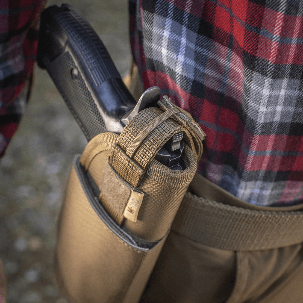 M-Tac Universal Taktisk Hylster Elite Højre monteret på bælte med pistol, lavet af lamineret Cordura 500D med Laser Cut-teknologi.