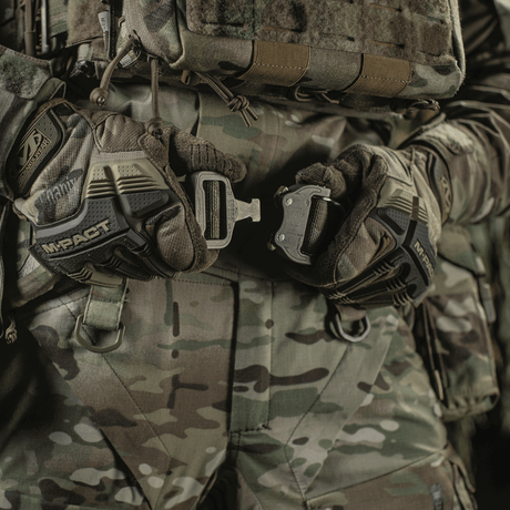 M-Tac taktiskt krigsbälte Tiger D-Ring Cobra i bruk i en stridsscen med robust Cordura® 500D-material och avancerat spänne.