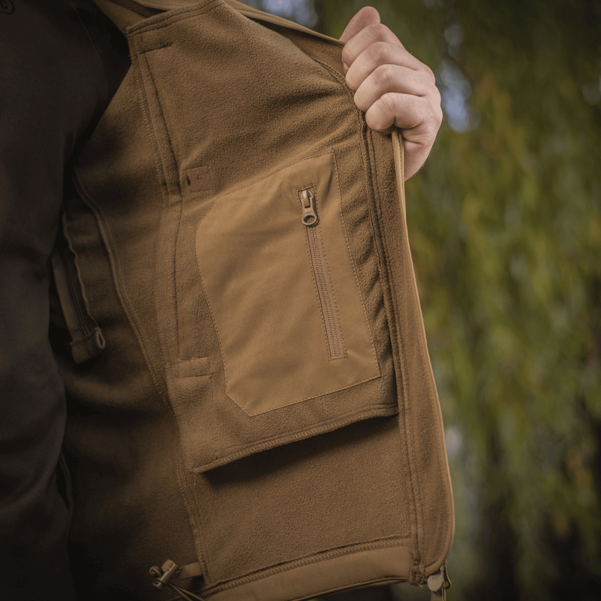 M-Tac Soft Shell Jakke med fleece-lag og vandafvisende materiale, ideel til beskyttelse mod dårligt vejr