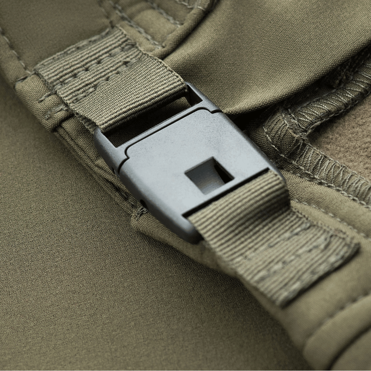 Nærbillede af spænde på M-Tac Soft Shell Police Jakke, viser den robuste konstruktion og detaljeret stofarbejde.