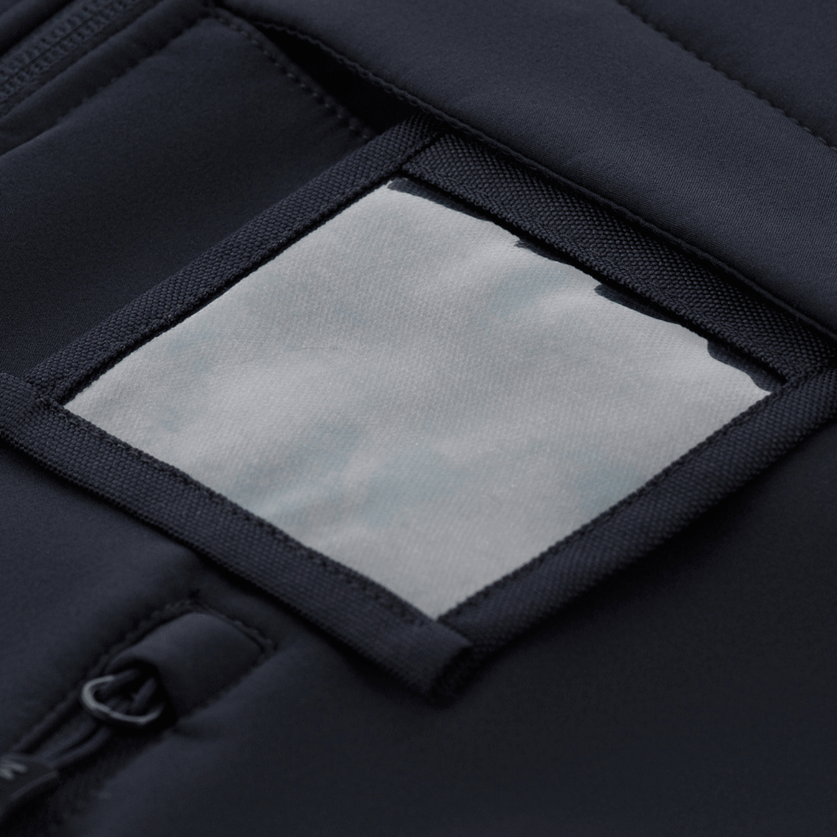 Nærbillede af M-Tac Soft Shell Police Jakke med skjulte identifikationspaneler, fremhævende det praktiske design.