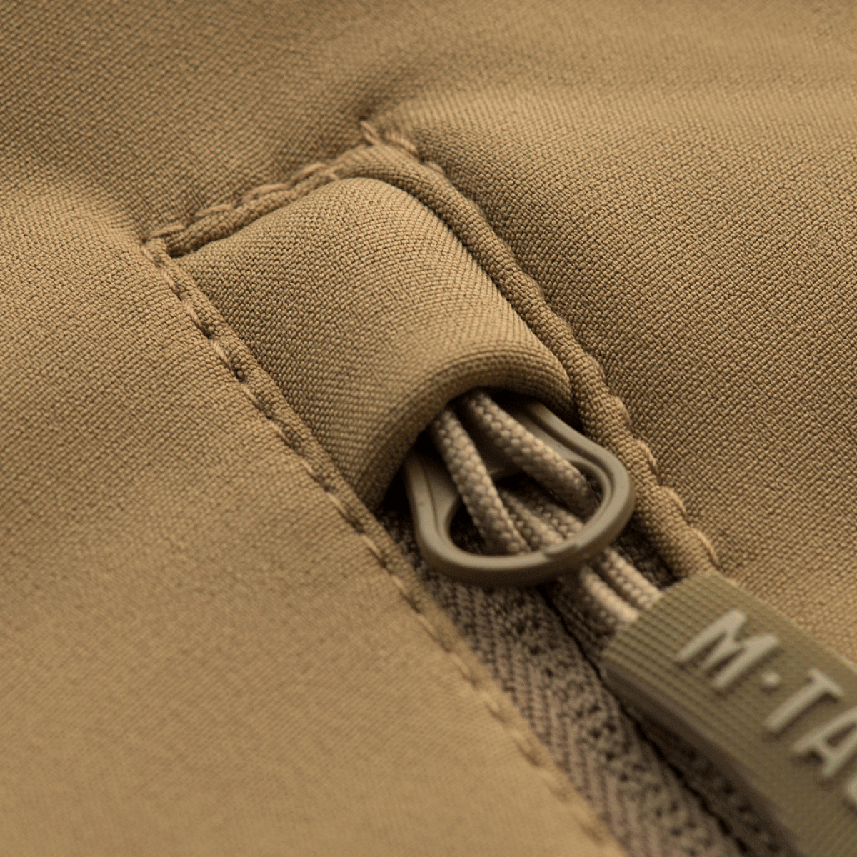 M-Tac Soft Shell Jakke med Liner lynlås detalje med aftagelig fleecefoer, ideel til dårligt vejr.