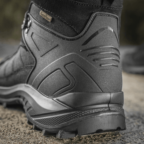 M-Tac Taktiska Säsongsstövlar i läder och Cordura®, lämpliga för krävande terräng. Bekväma och slitstarka för trekking och outdoor-användning.
