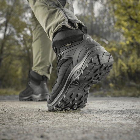 M-Tac Taktiska Säsongsstövlar för trekking i terräng, med andningsbar mocka och Cordura för hållbarhet och komfort.