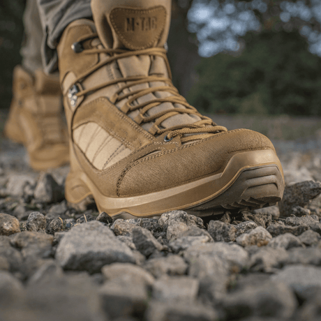 M-Tac Taktiska Säsongsstövlar på grus, designade för utomhusbruk och taktiska uppgifter, tillverkade i kvalitetsläder och Cordura®-tyg.