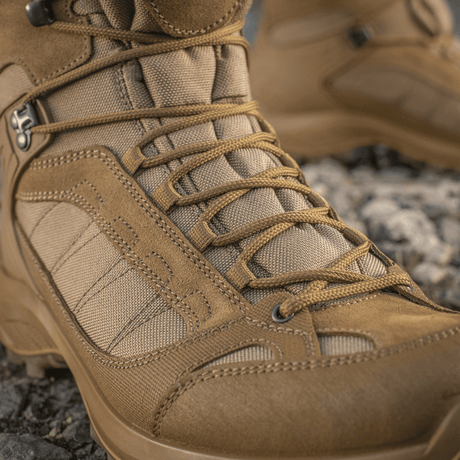 M-Tac Taktiska Säsongsstövlar i mocka och Cordura, idealiska för terräng och outdoor-användning, visar robust snörning och detaljer.