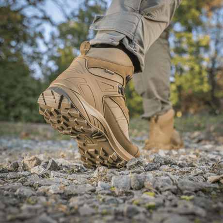 M-Tac Taktiska Säsongsstövlar för utomhusterräng, tillverkade i kvalitetsläder och Cordura®, idealiska för trekking och taktiska uppgifter.