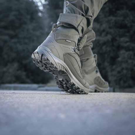M-Tac Taktiska Säsongsstövlar i terräng, modern och slitstark design för trekking och outdoor-användning.