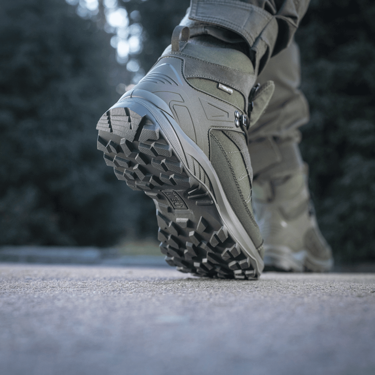 M-Tac Taktiske Sæsonstøvler egnet til terræn og outdoor-brug, fremstillet af kvalitetslæder og Cordura-stof, set fra siden.