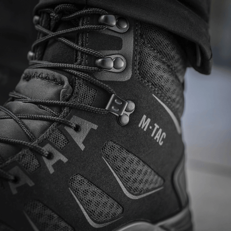 Närbild av M-Tac Taktiska Sommarstövlar Iva med detaljer i andningsbart mesh och syntetisk nubuck för optimalt mikroklimat.