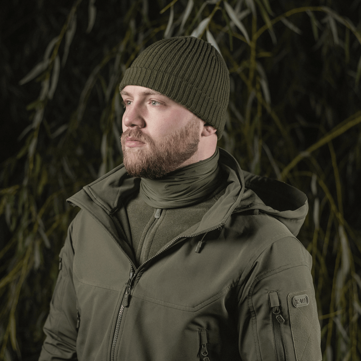 M-Tac Polartec Vent Tube Scarf i grøn, bæres udendørs som halstørklæde mod kulde, lavet af fugtafledende Polartec® Power Dry® materiale.