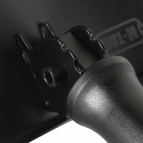 M-Tac hopfällbar spade med fodral, robust design, justerbar position, hopfällbar för camping och militärt bruk, närbild av handtag och fäste.