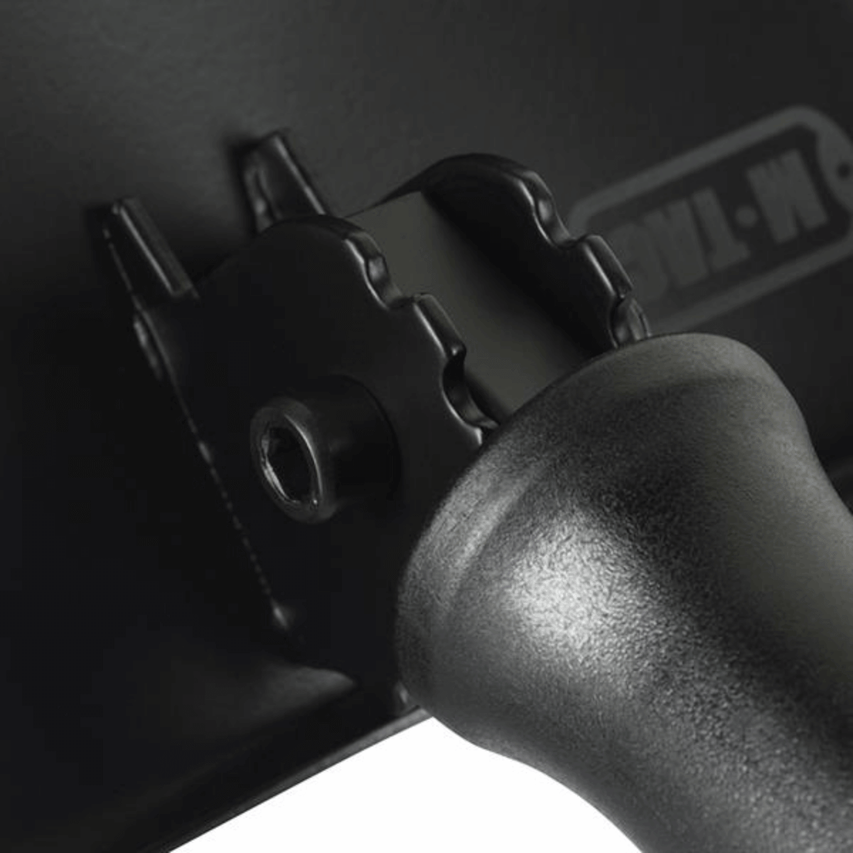 M-Tac Sammenklappelig Skovl med Etui, robust design, justerbar position, foldbar til camping og militær brug, nærbillede af håndtag og samling.