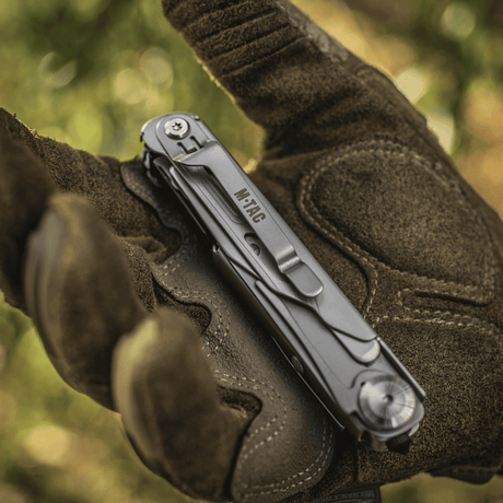 M-Tac Type 3 Foldekniv (5-i-1) Rostfritt stål i hand med handske, perfekt för EDC med mångsidiga verktyg för dagligt bruk och friluftsliv.