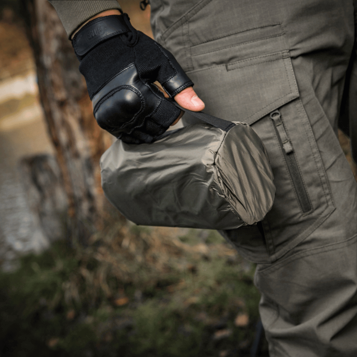 M-Tac Oppustelig Liggeunderlag 195x60 pakket sammen for nem bæring og opbevaring, ideelt til camping og udendørs brug.