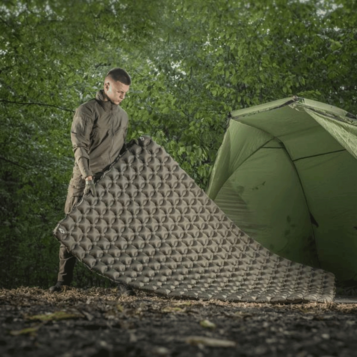 M-Tac Oppusteligt Liggeunderlag 195x120 vist i naturen, tilbyder maksimal komfort og termisk isolering for camping og friluftsliv.