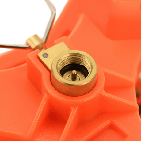 Närbild av M-Tac Gasbrännare med kittel i orange design, som visar gasanslutningen för exakt värmefördelning vid matlagning.