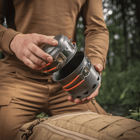 M-Tac Individuellt kokset för brännare i användning ute i naturen, kompakt och lätt design, idealiskt för camping och friluftsliv.