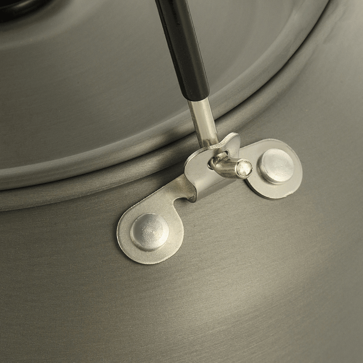 Nærbillede af M-Tac Kedel 1,2 L med anodiseret aluminiumsdesign og foldbar gummibelagt hank til udendørs brug