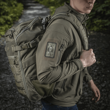 M-Tac Patch Ace of Spades på en jacka i vintagestil, symboliserar stridsanda, gjord av Cordura 500D, monterad med Velcro.