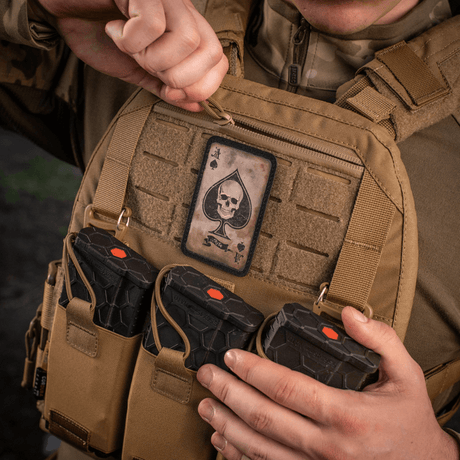 M-Tac Patch Ace of Spades - moralepatch med spar ess och dödskalle, vintagestil, monterad på taktisk utrustning, gjord av Cordura 500D.