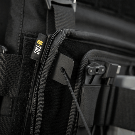 Närbild av M-Tac Admin Pouch Large Elite Gen.II i robust Cordura 500D med AquaGuard-dragkedja och Velcro-inlägg för tillbehör.
