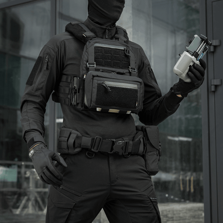 M-Tac Admin Pouch Large Elite Gen.II monterad på taktisk väst i stadsmiljö.