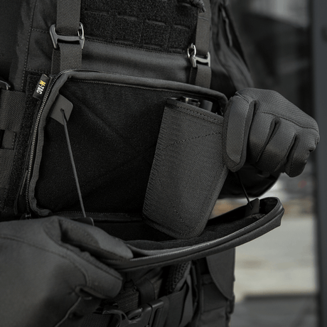 Person öppnar M-Tac Admin Pouch Large Elite Gen.II med ett stort fack för förvaring av utrustning, tillverkad av robust Cordura 500D.