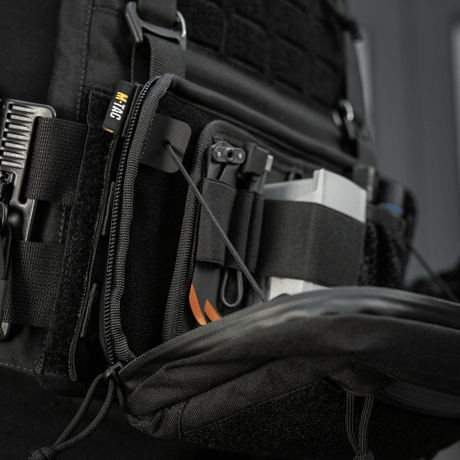 M-Tac Admin Pouch Large Elite Gen.II öppen med olika föremål inuti, tillverkad av Cordura 500D med AquaGuard-dragkedja och Velcro.