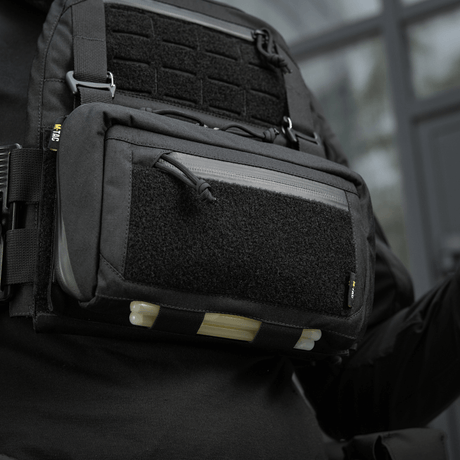 M-Tac Admin Pouch Large Elite Gen.II monterad på ryggsäck, tillverkad av Cordura 500D med AquaGuard-dragkedja och Velcro-panel för patches.