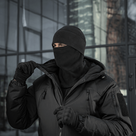 M-Tac Anatomisk Snood Justerbar Elite Fleece (320 g/m²) til koldt vejr, bruges som hue, balaclava eller hjelmliner, sort baggrund