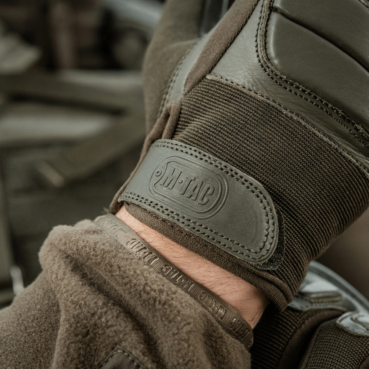 M-Tac Handsker Assault Tactical Mk.2 med justerbar velcro og læderindsats for optimalt greb og beskyttelse. Perfekt til taktisk brug.