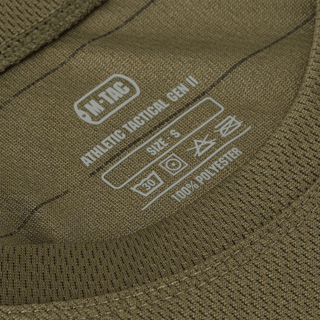 Nærbillede af M-Tac T-Shirt Sweat-Wicking Athletic Gen.II label i polyester, størrelse small, perfekt til træning og løb.