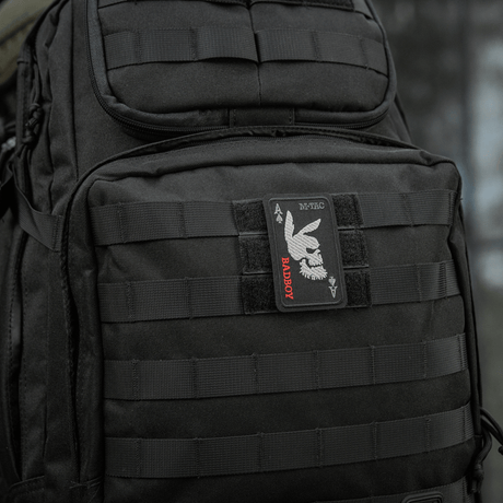 M-Tac Patch Bad Boy (Broderi) med spader ess-motiv på ryggsäck i Cordura 500D, symboliserar frihet och mod. Fästs med Velcro.