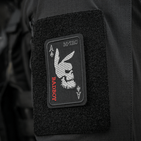 M-Tac Patch Bad Boy (Broderi) på kläder med broderat kaninkranium och spader ess-motiv, monterad med Velcro, symboliserar frihet och mod.